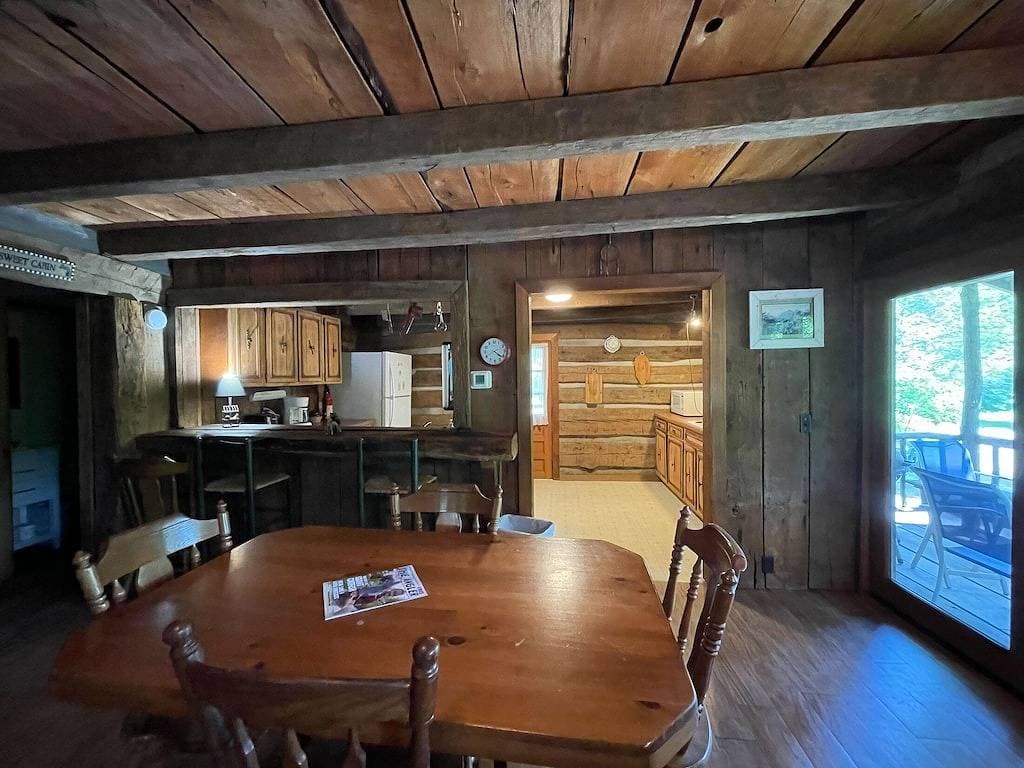 Foto 11 von 17: Cabins In The Pines Unit 3-Motorcycle Friendly-Wood Fireplace - Covered Porch