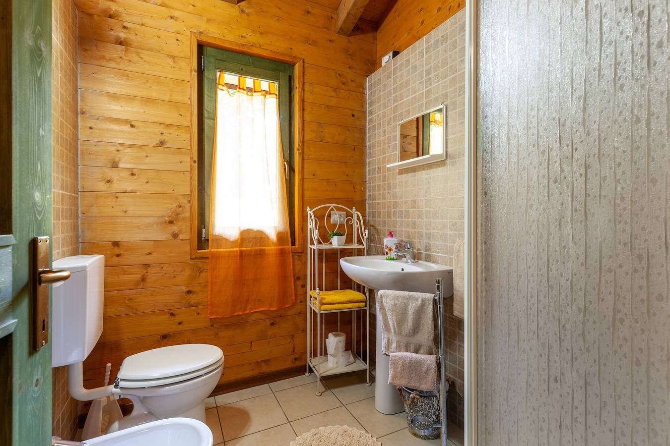 Foto 10 von 28: Chalet 'Mirtillo' – Villaggio Anemone mit Bergblick und privater Terrasse