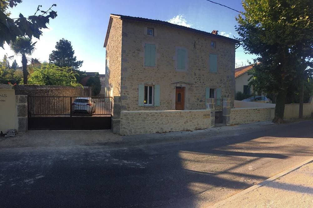 Foto 7 von 25: Steinerne Bastide mit Garten in der Mitte des Dorfes und neben dem Fluss