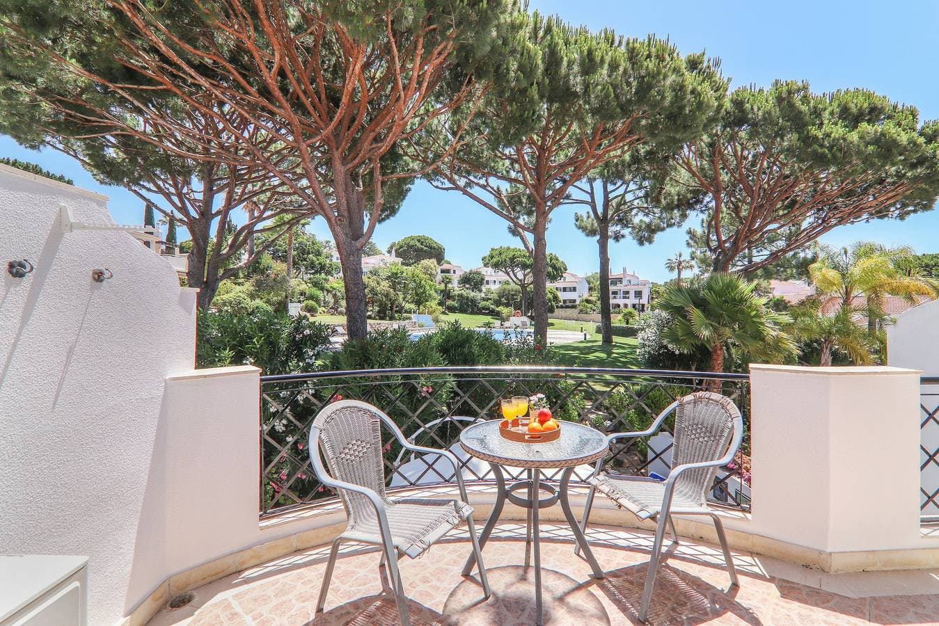 Foto 8 von 38: Ferienvilla "Villa Karon" mit Garten, Pool, gemeinsamem Tennisplatz, WLAN & Terrasse