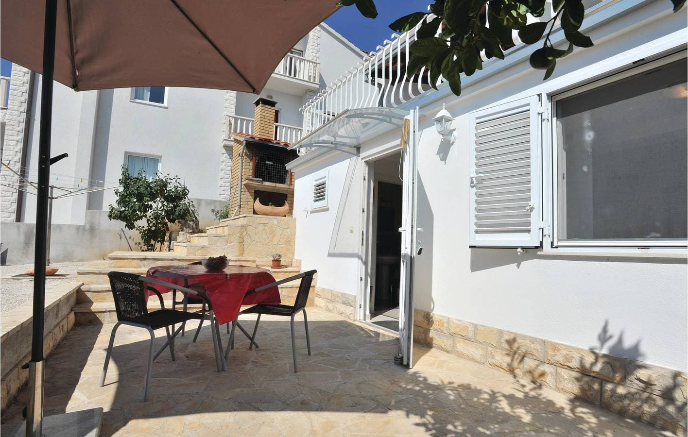 Foto 9 von 20: Gemütliches Apartment am Strand mit Terrasse und Garage, 500 m von der Bucht Uvala Bočići entfernt