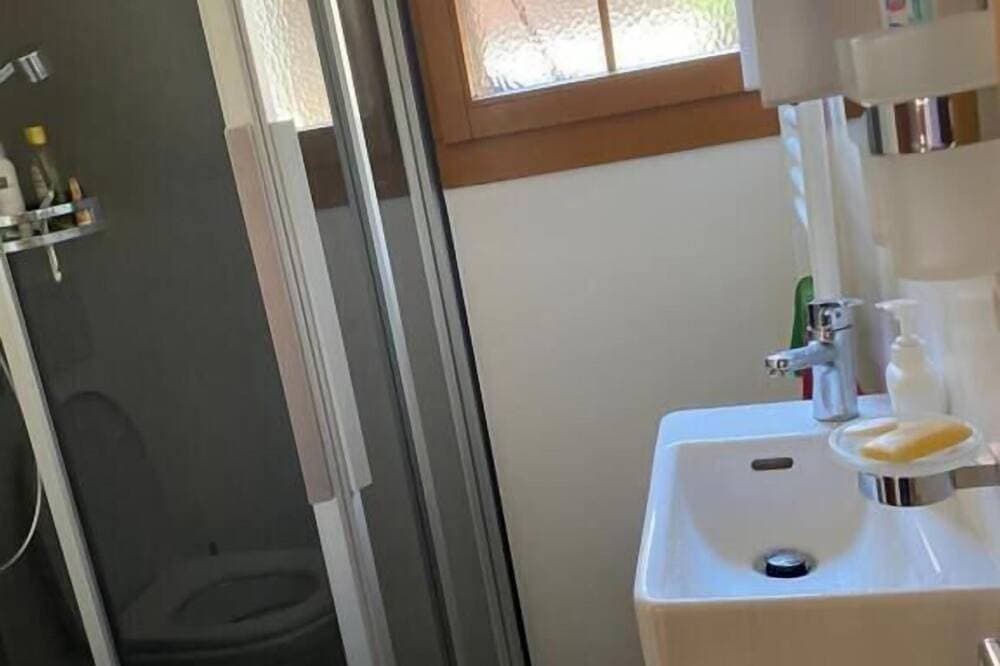 Foto 2 von 19: Chalet ça me Suffit, mein kleines Paradis -Aussen : kleines 2-stöckiges Chalet für 2 Personen am Anf