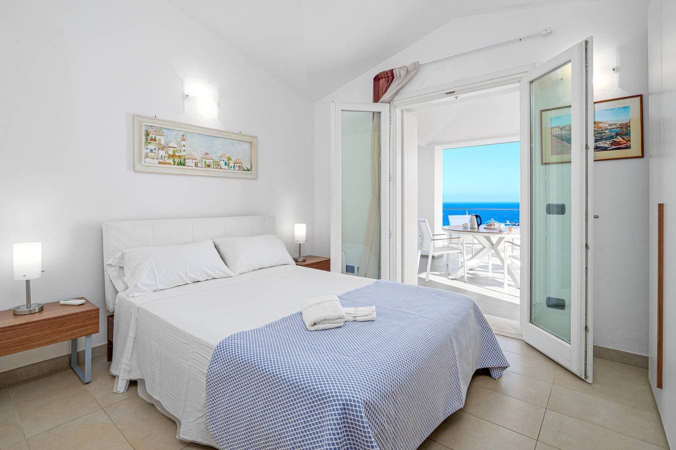Foto 4 von 33: Ferienwohnung 12 in der Villa Marconi mit Blick auf das Meer und die Berge und Panoramaterrasse