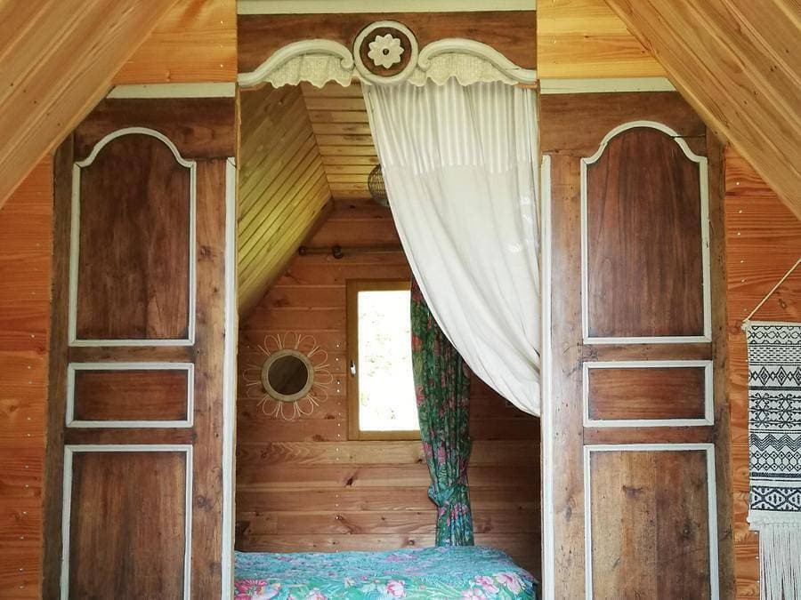 Foto 5 von 23: Camping Ushuaïa Villages - Les Pommiers Pays d'Auge - Unterkunft 2 personen - Ungewöhnlich La Grange (ohne Sanitäranlagen)