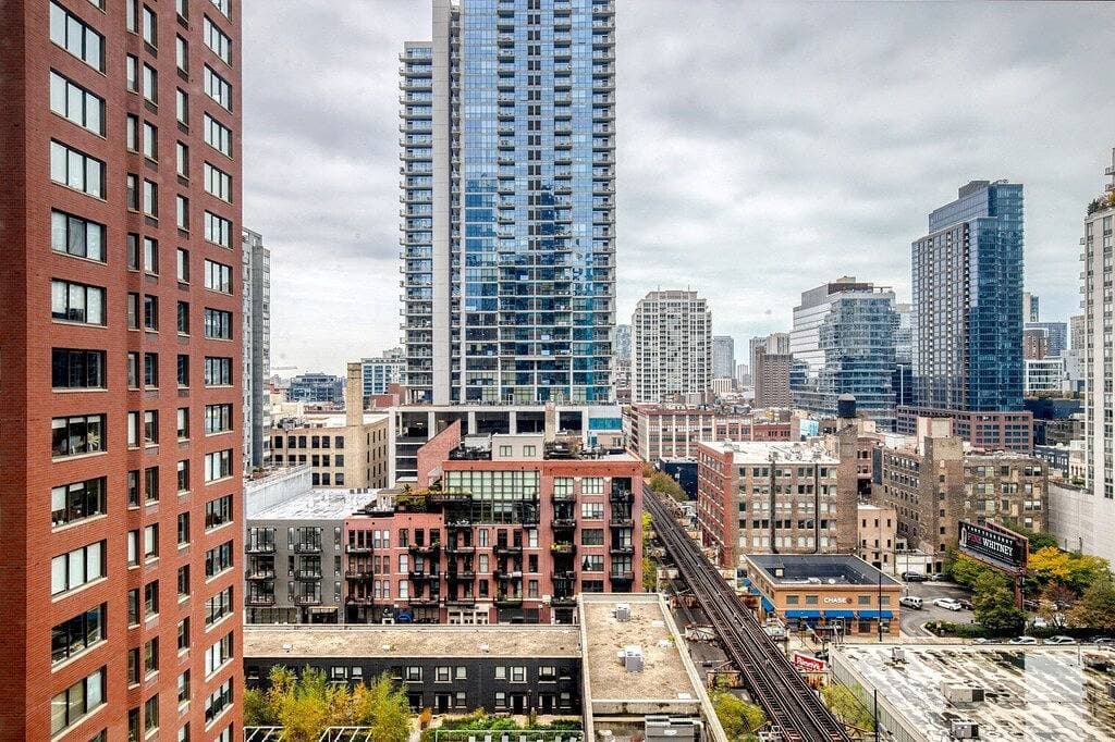 Foto 2 von 32: Modern River North 1Br w/ Gym, Pool & Roof, nr Riverwalk, by Blueground