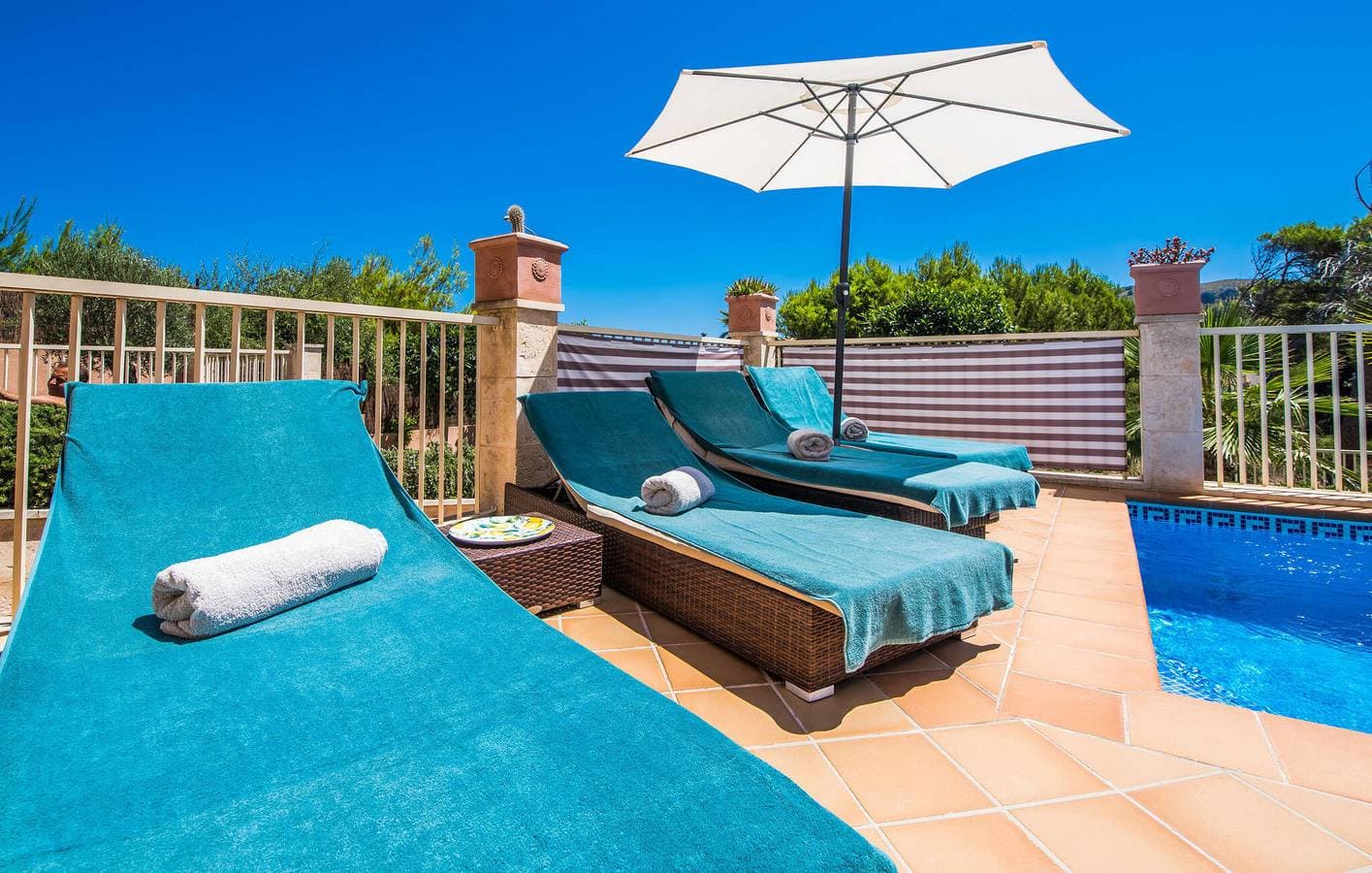 Foto 4 von 41: Apartment mit Meerblick, Pool, Küche und AC, 1,5 km von Cala Mitjana entfernt