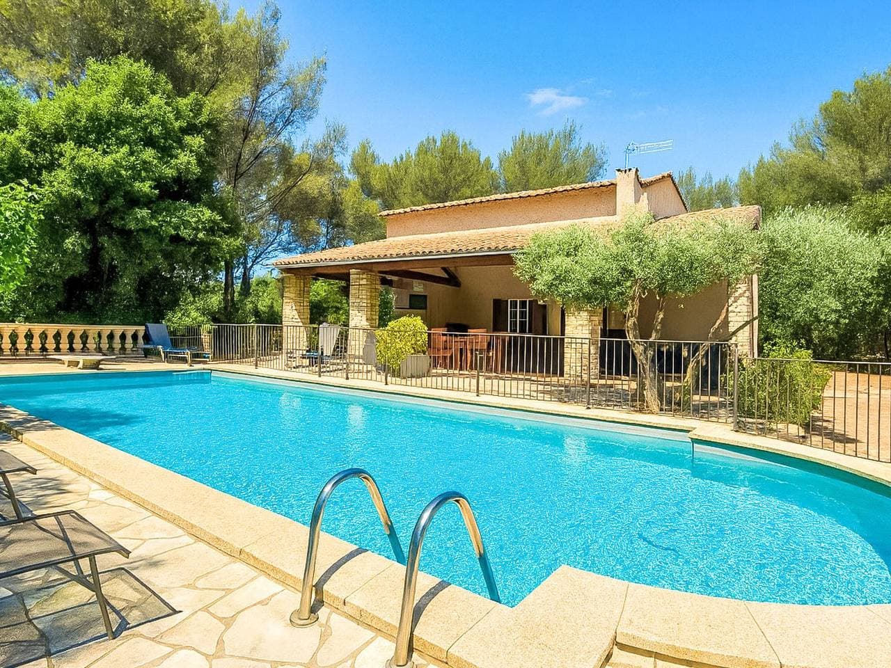 Provence 5 pers 2 Zimmer Schwimmbad Tennis 1