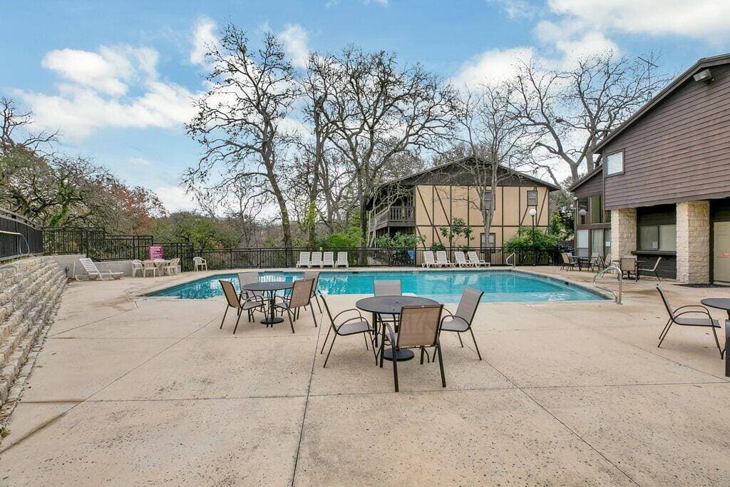 Foto 3 von 38: Das Float Inn. Schöne Wohnung mit Blick auf den Comal, gegenüber der Schlitterbahn