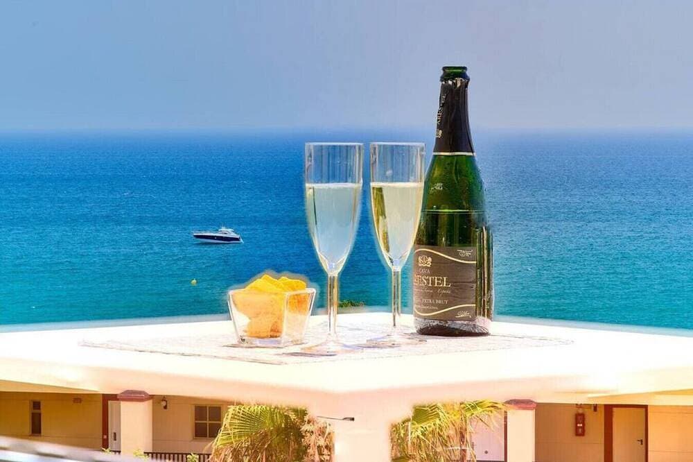Foto 10 von 30: Sun-lovers paradise,  all day sun and views.