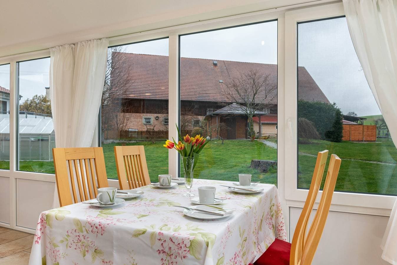 Foto 5 von 19: Lichtdurchflutete Ferienwohnung "Haus Nussbaum" in der Nähe des Bodensees mit WLAN, Terrasse und Garten; Parkplätze vorhanden