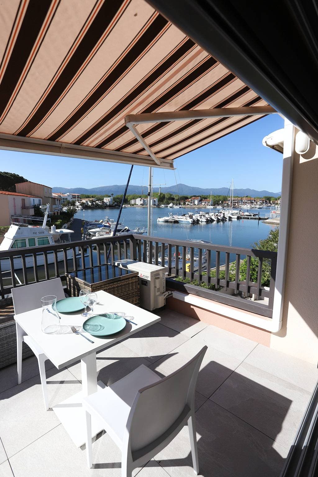 Foto 10 von 15: Geraumiges,klassifiziertes studio mit blick auf den yachthafen,die berge und das meer