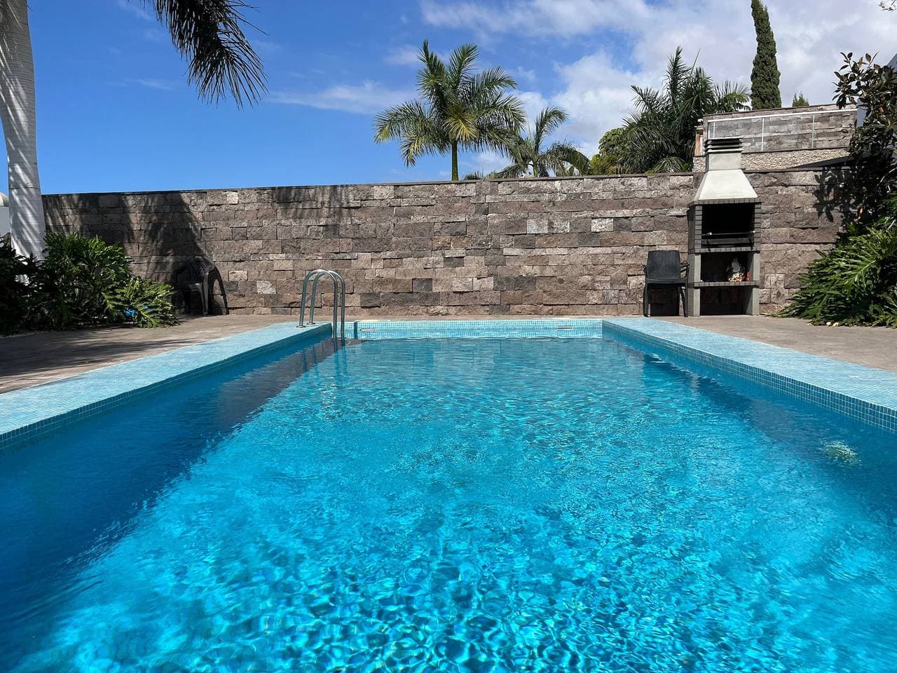 Foto 2 von 45: Ferienunterkunft "5-Schlafzimmer Villa in Playa del Duque" mit privatem Pool