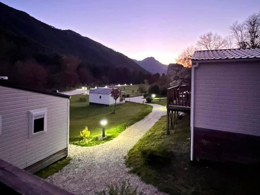 Foto 5 von 34: Camping White Rock - Chalet 4 personen - Vanille (Bergblick) 2 Zimmer