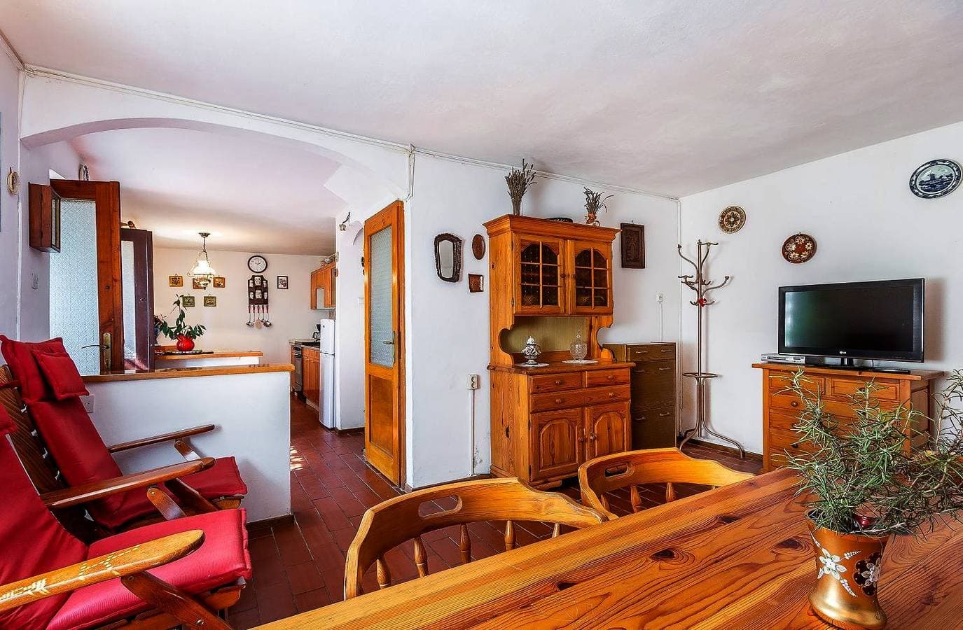 Foto 8 von 21: Komfortables Ferienhaus mit Palmen, Weinreben und Liegestühlen im Garten
