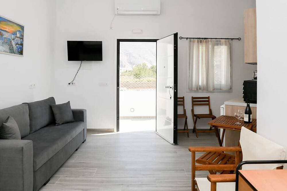 Foto 10 von 15: Black Sand Santorini Studio - 20m to Perissa Beach