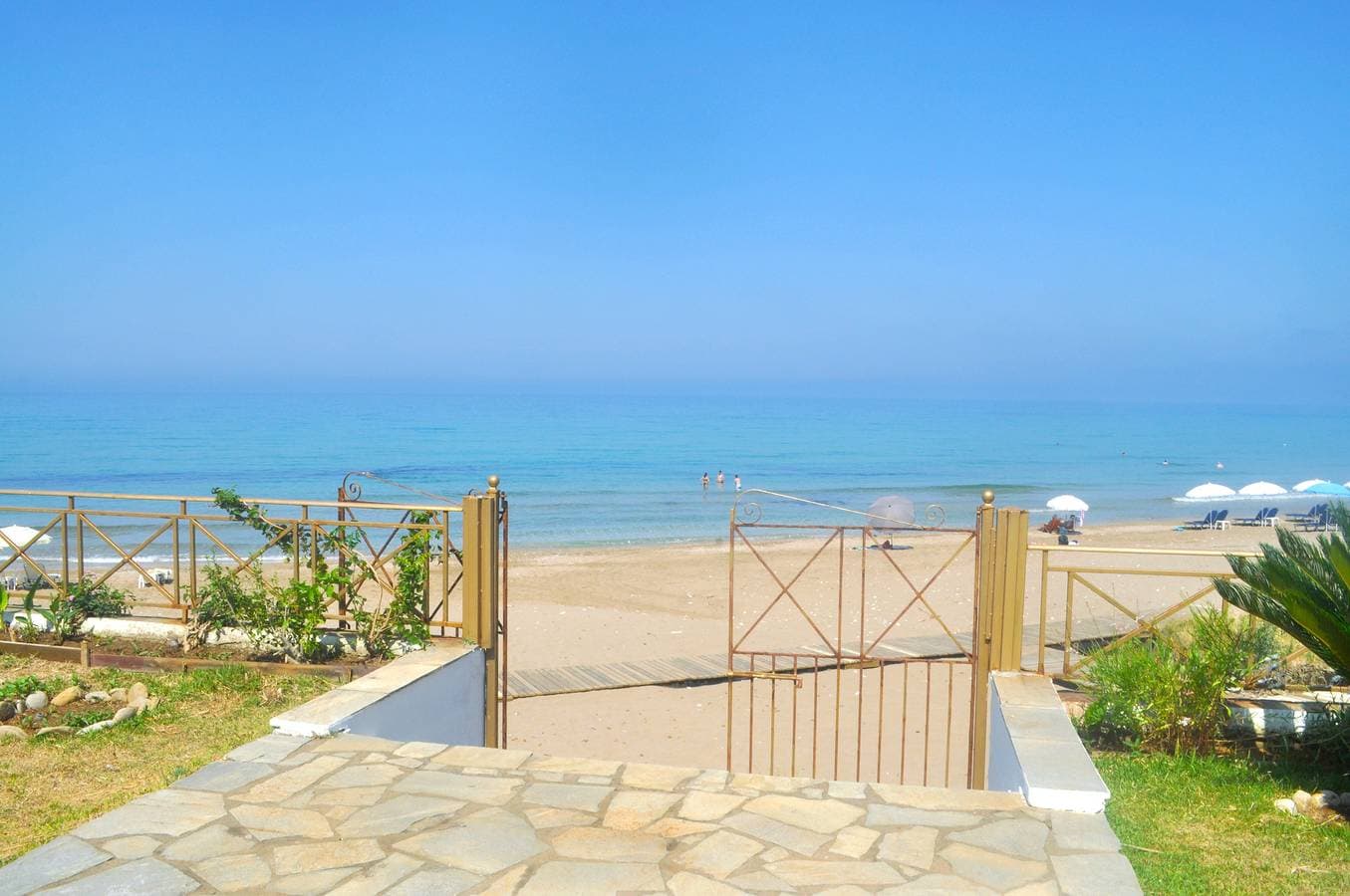 Foto 3 von 37: 4-Bett-Luxussuite am Strand - Agios Gordios, Korfu, Griechenland
