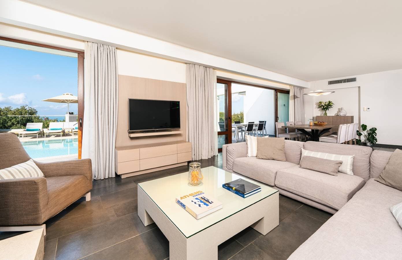 Foto 6 von 28: High-Spec Contemporary Villa with Garden, Jacuzzi and Walk-to-Tavernas Location