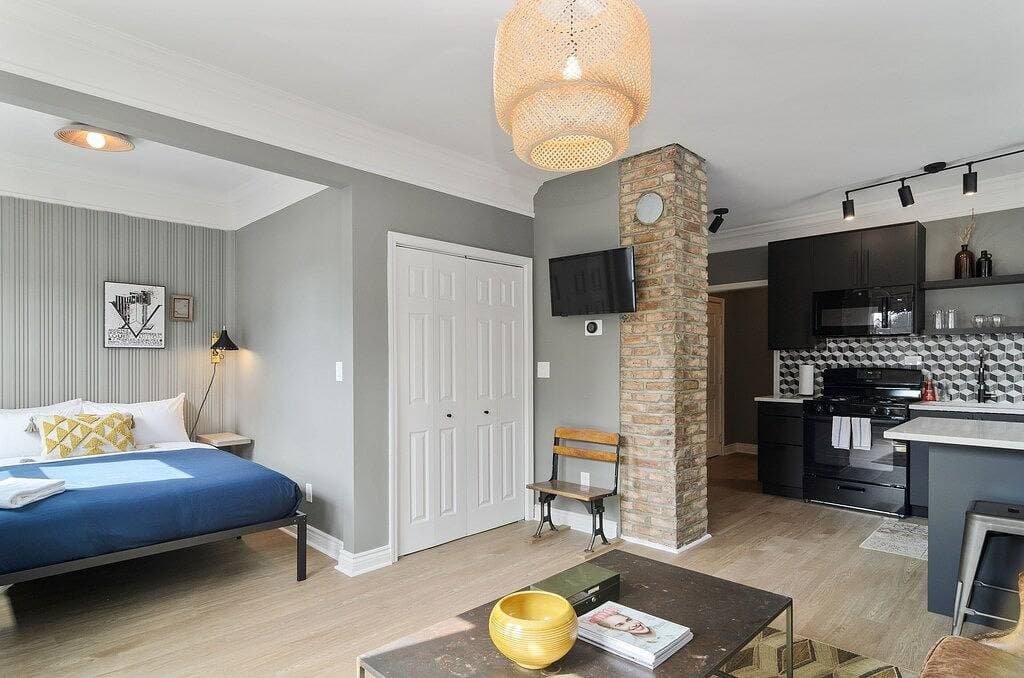 Foto 4 von 14: Perfect for a Hip and Romantic Getaway - This Chic Studio Offers the Best of the City by AllSet Turnover