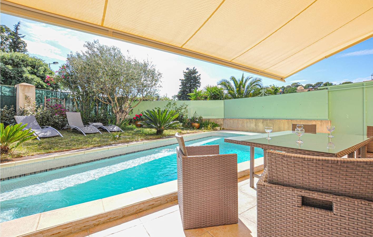 Foto 13 von 23: Moderne 2BR Apartment w / Pool, Parkplatz & Terrasse!