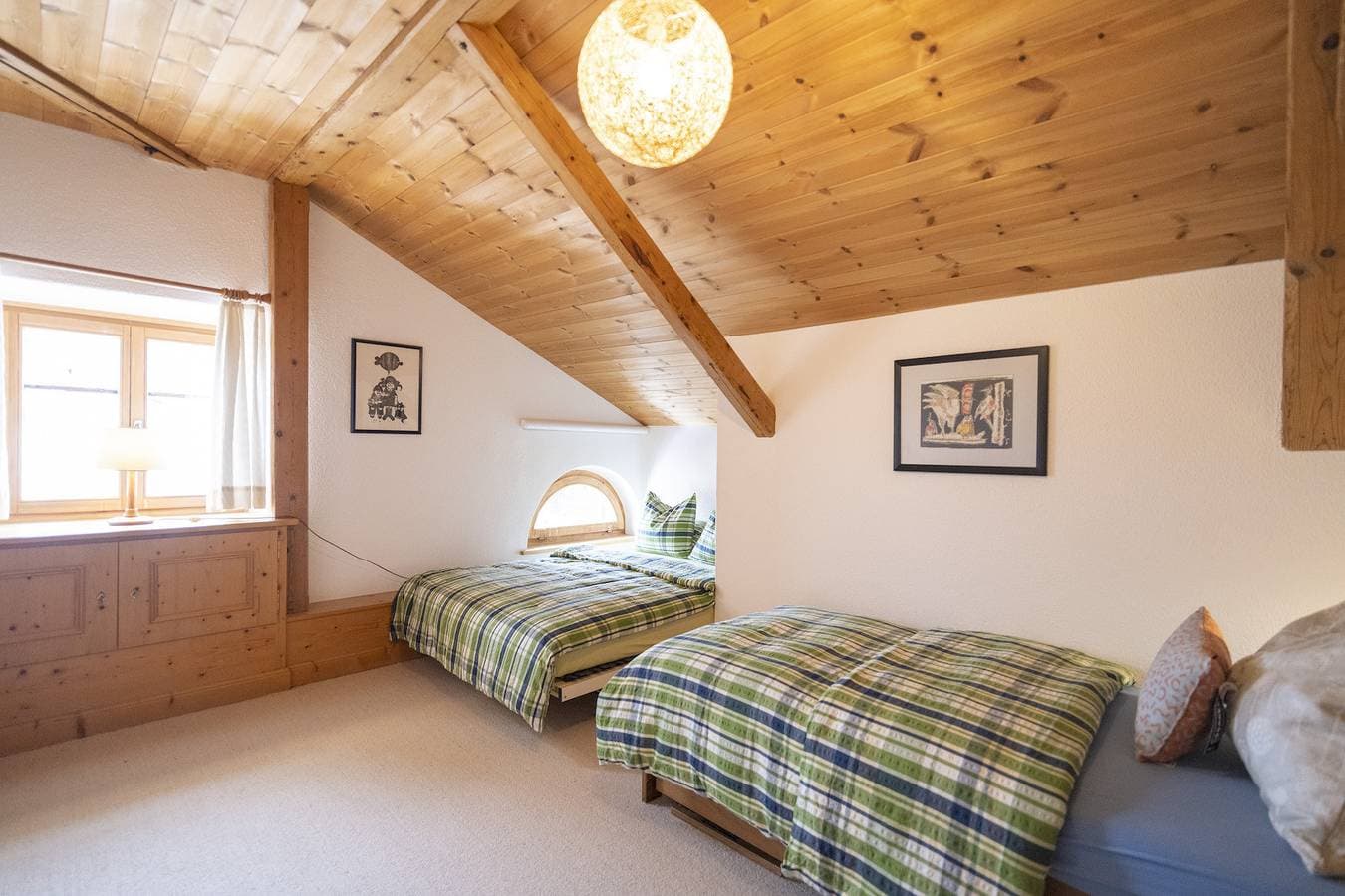 Foto 12 von 30: Chasa Rontsch Madlaina: Charmante 4.5 Zimmer-Dachwohnung mit Panorama-Aussicht mitten in Ftan