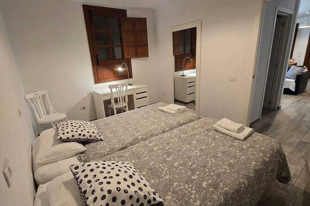 Foto 4 von 30: Zwei Barrancos (3). - 1 Schlafzimmer mit Doppelbett, Wohnküche, Schlafsofa, Badezimmer. Pool