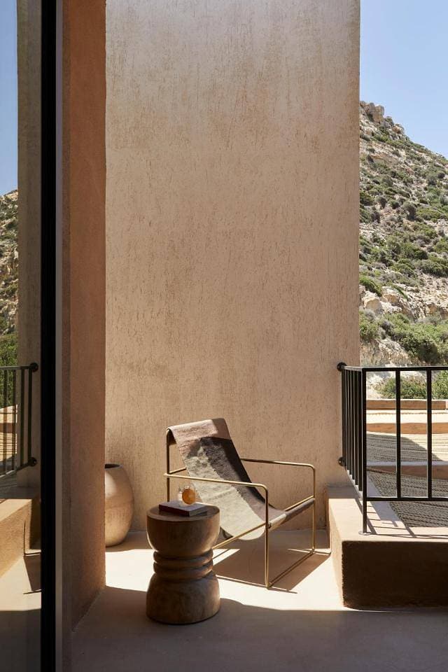 Foto 6 von 13: Stylish Suite with Jacuzzi & Access to Shared Heated Pool (Upper Floor)