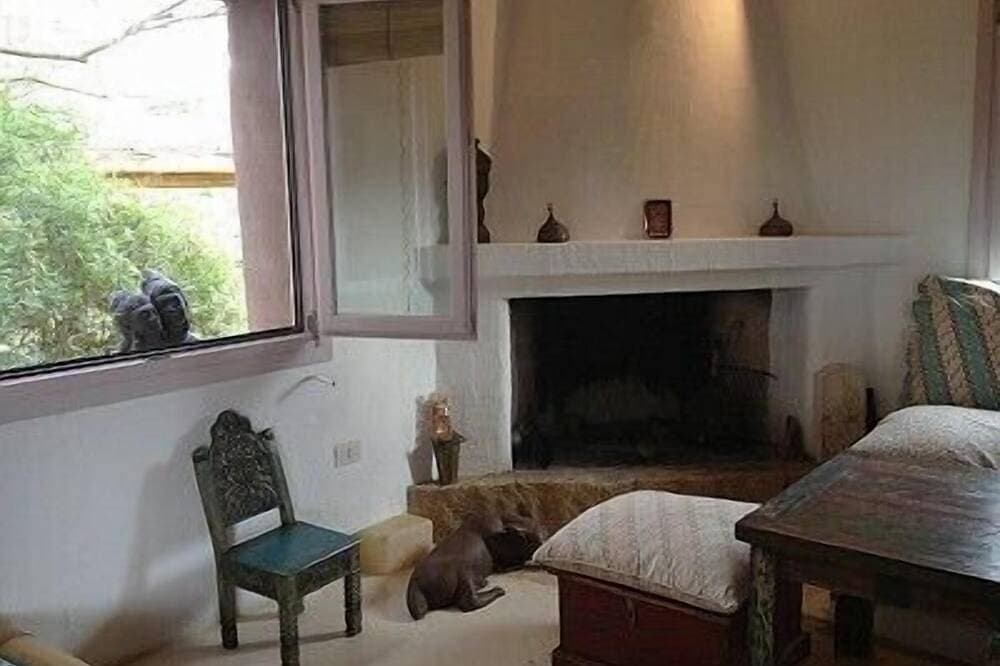 Foto 10 von 22: Ganz besonderes Ferienhaus in einer ländlichen Landschaft, umgeben von alten Felsen