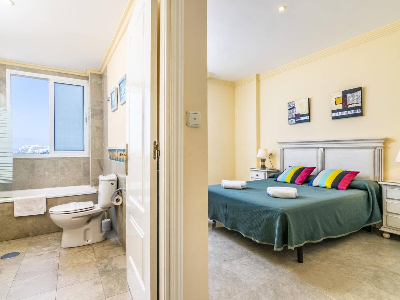 Foto 7 von 22: Apartment am Meer mit Pool, Klimaanlage, WLAN und Parkplatz in Marbella