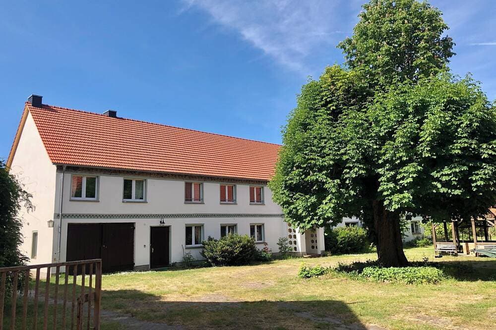Historischer Hof am Wasser mit privatem Badesteg und Boot 1