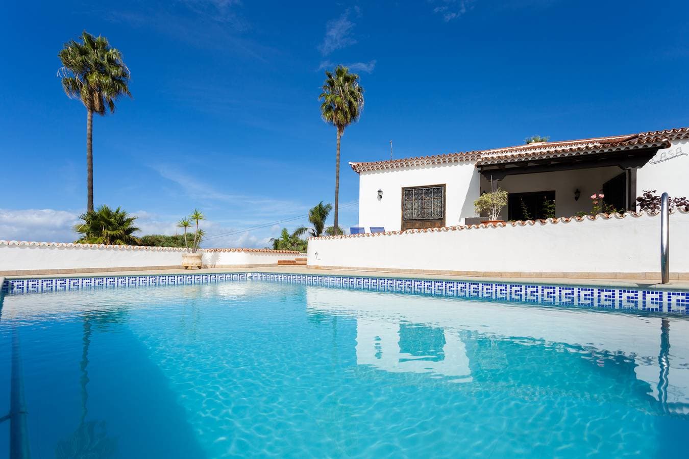 Traumvilla mit beheizbarem Privatpool und Meerblick 1