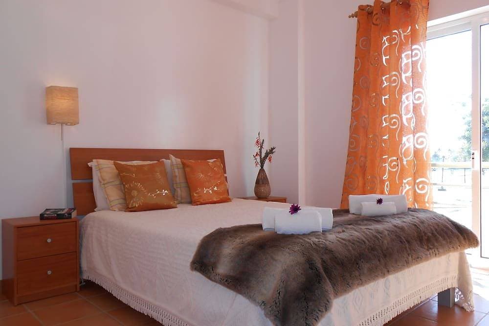 Foto 2 von 21: Geräumige 2 Schlafzimmer Apt mit Air - Con, Swimmingpool, sehr nahe am Strand.