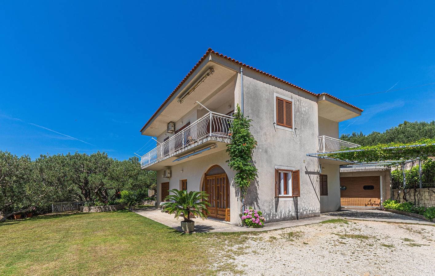 Foto 2 von 22: Reizende Ferienwohnung in Makarska: 700 m bis zur Küste, WLAN, Parkplatz und mehr!