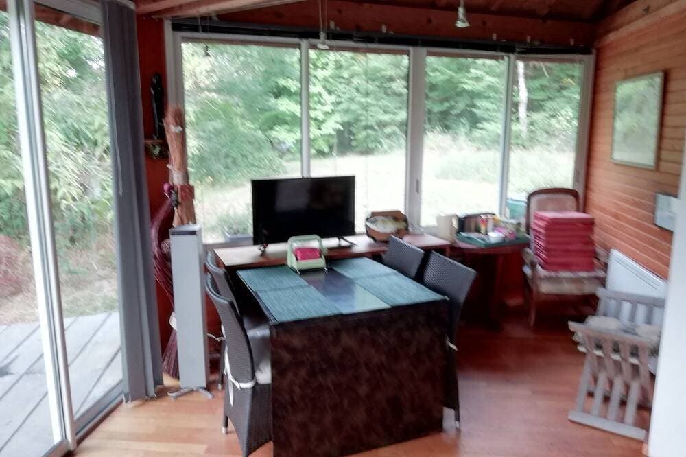 Foto 13 von 29: Chalet am Rande eines Teiches in einem Ort, wo die Natur erhalten ist. Angeln, Kanus