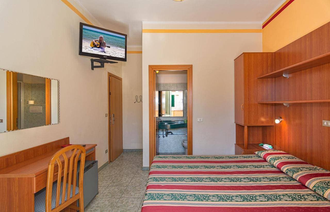 Foto 7 von 8: Double or Twin Room with Partial Sea View
