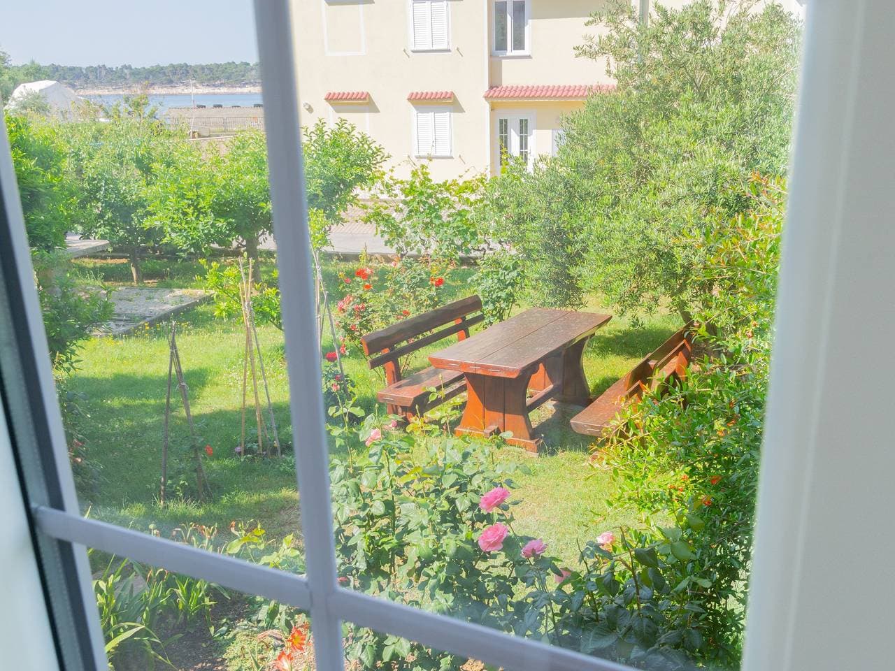 Foto 12 von 41: 2-Zimmer-Ferienwohnung mit Terrasse und Meerblick Banjol, Rab -a