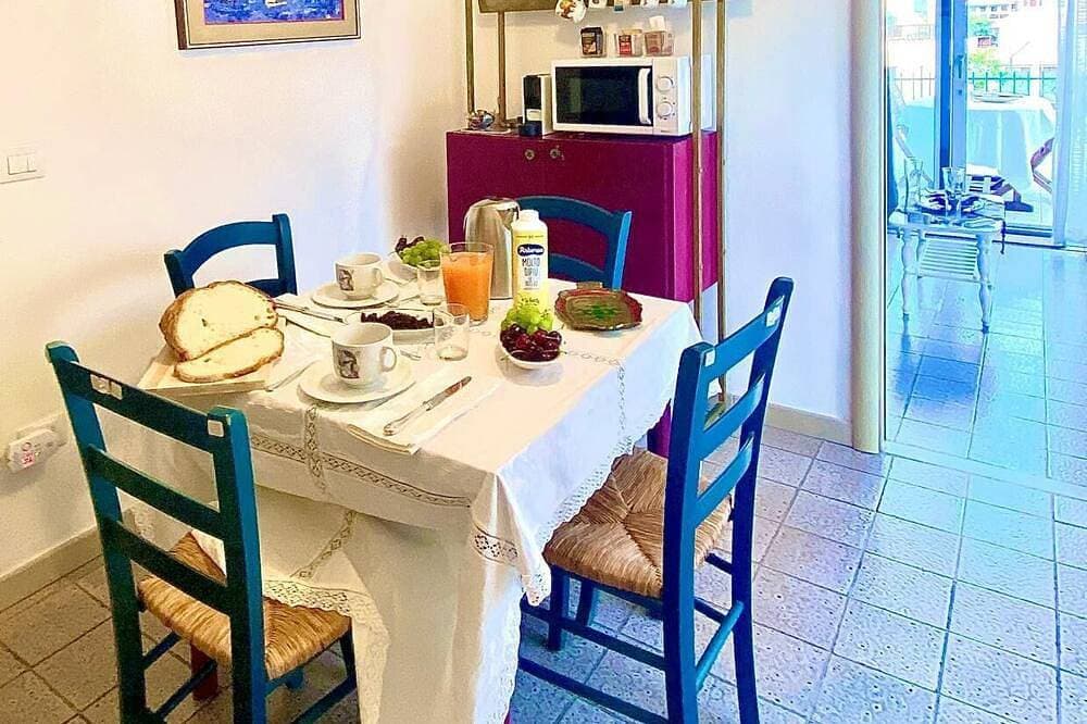 Foto 13 von 24: Apartment für 4 Personen mit Blick auf den Strand und Terrasse mit Meerblick