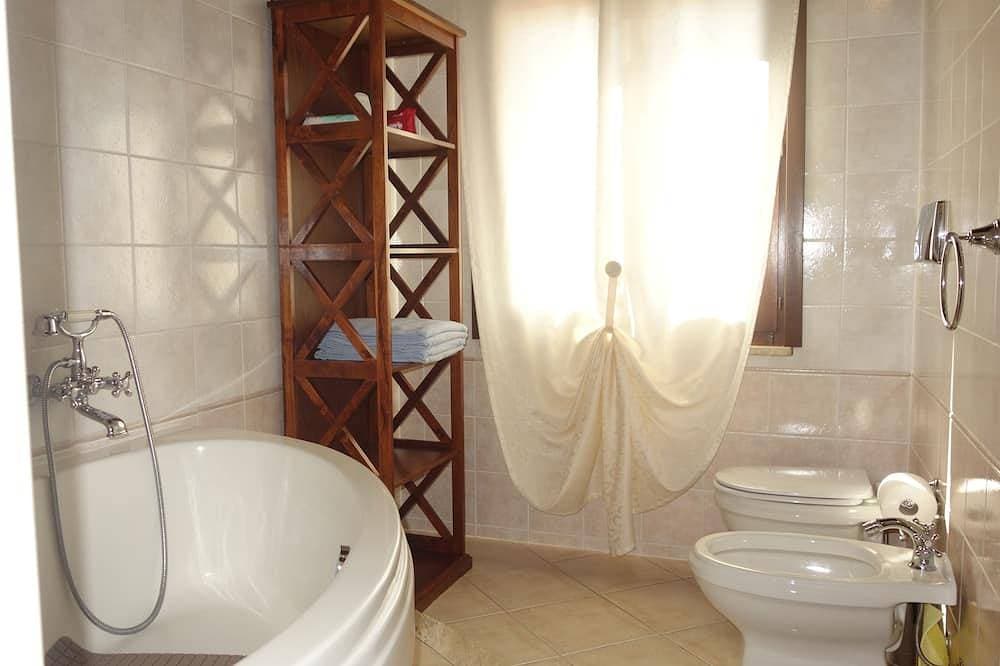 Foto 5 von 25: Panoramablumenvilla mit privatem Pool und Whirlpool, grünem Rasen - WIFI