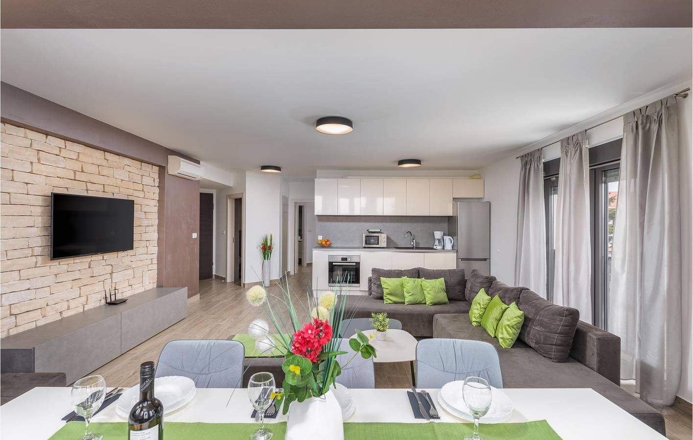 Foto 13 von 36: Geräumiges Apartment mit einem Schlafzimmer, Terrasse, WLAN und in der Nähe des Strandes Havajka