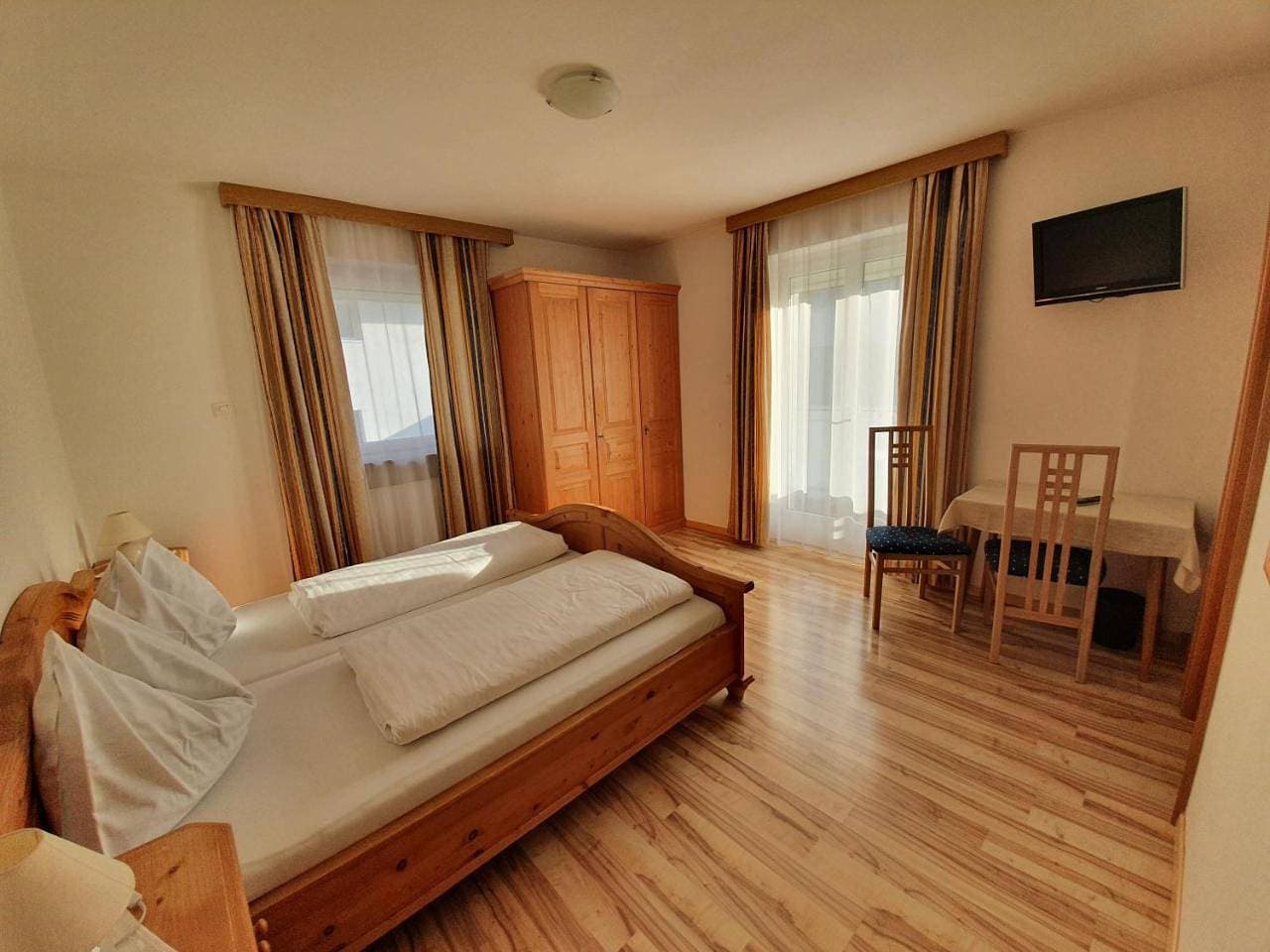 Foto 7 von 12: Double Room with Private Bathroom