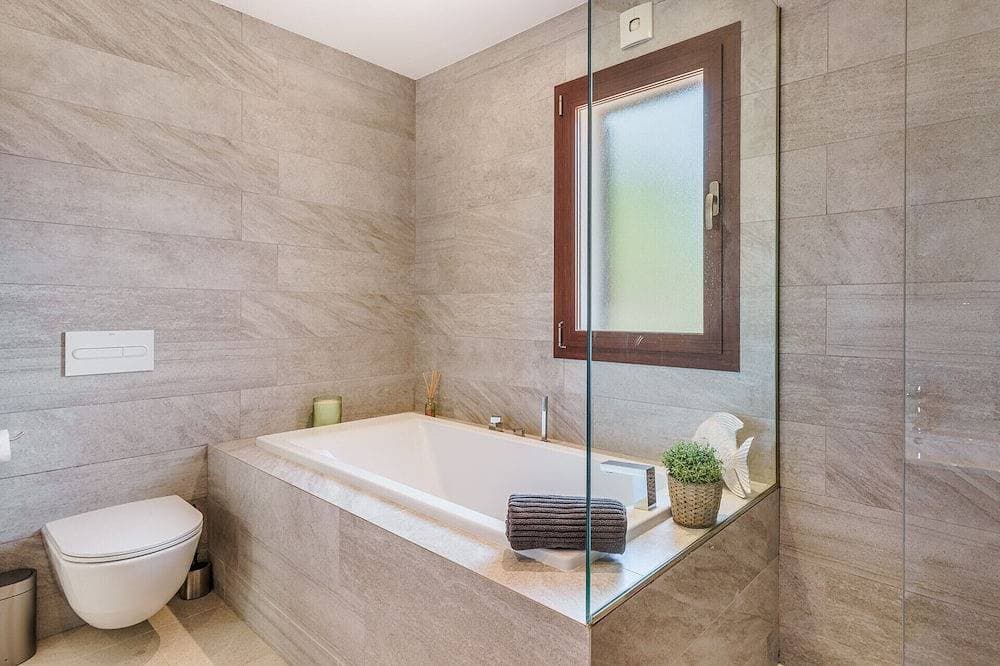 Foto 12 von 30: Freistehendes Modernes Ferienhaus Mit Pool & Whirlpool (Jacuzzi) In Top Lage