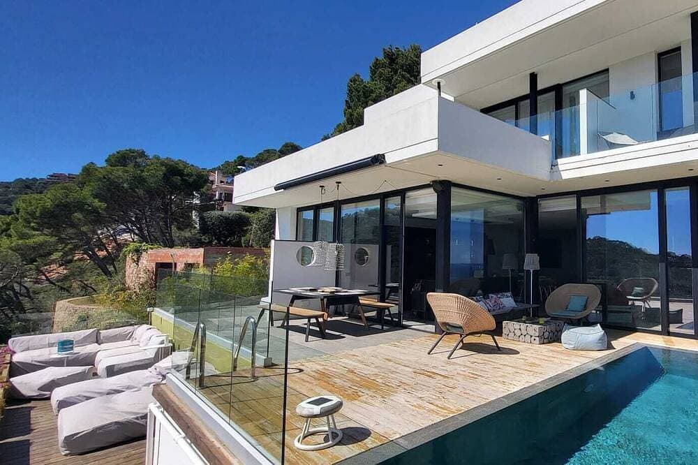 Foto 13 von 30: Neue moderne Villa - Sa Tuna-Ansicht, beheizter Spiegelpool und Klimaanlage