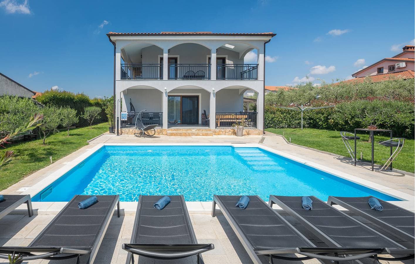 Foto 9 von 29: Modernes Apartment mit Pool und Terrasse, 2 km vom Stadtzentrum von Kadumi entfernt