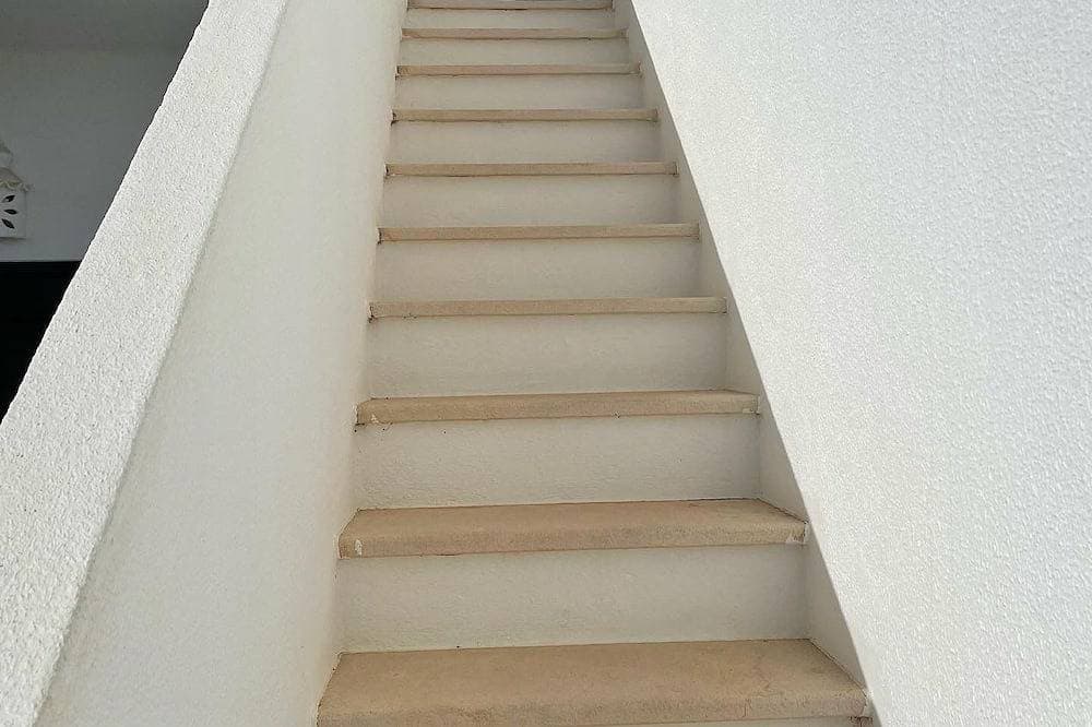 Foto 12 von 30: Apartment mit Meerblick vom oberen Balkon und Gemeinschaftspool. 5 Minuten zu Fuß zum Strand