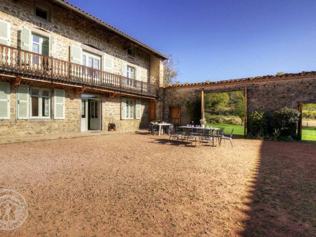 Grand gîte familial avec jardin privatif et équipements complets, au cœur de la campagne paisible - FR-1-496-104 1