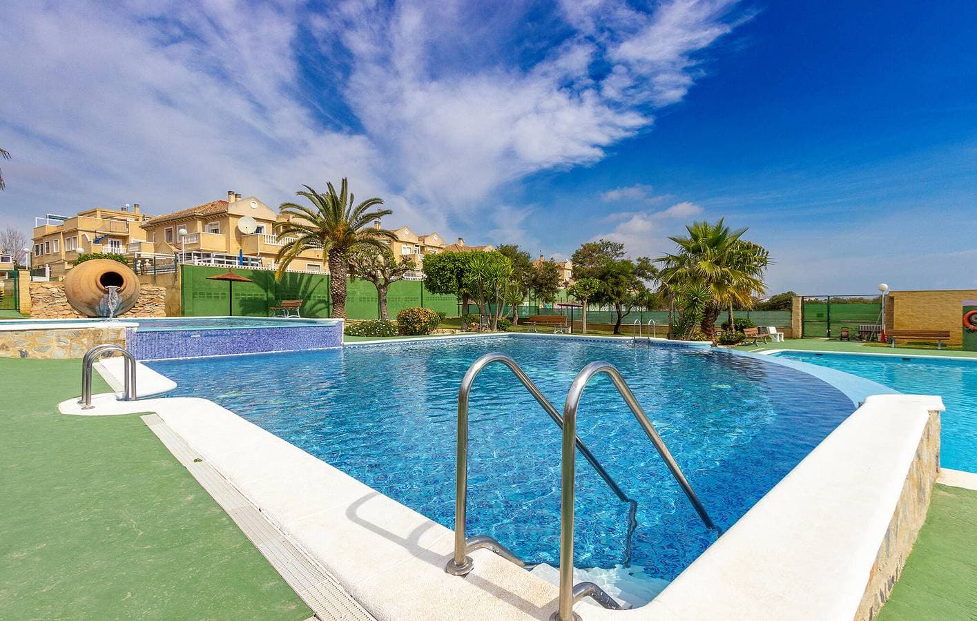 Foto 12 von 21: Rückzugsort am Strand mit Pool, Terrasse und Garten