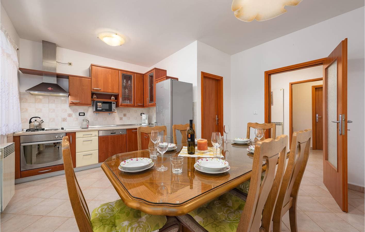 Foto 12 von 37: Charmante 2-Zimmer-Wohnung mit Pool, WLAN und Parkplatz in der Nähe des Stadtzentrums von Raša