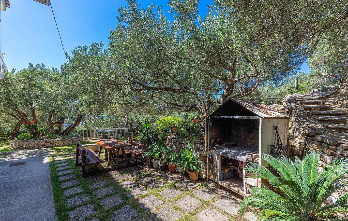 Foto 8 von 22: Reizende Ferienwohnung in Makarska: 700 m bis zur Küste, WLAN, Parkplatz und mehr!