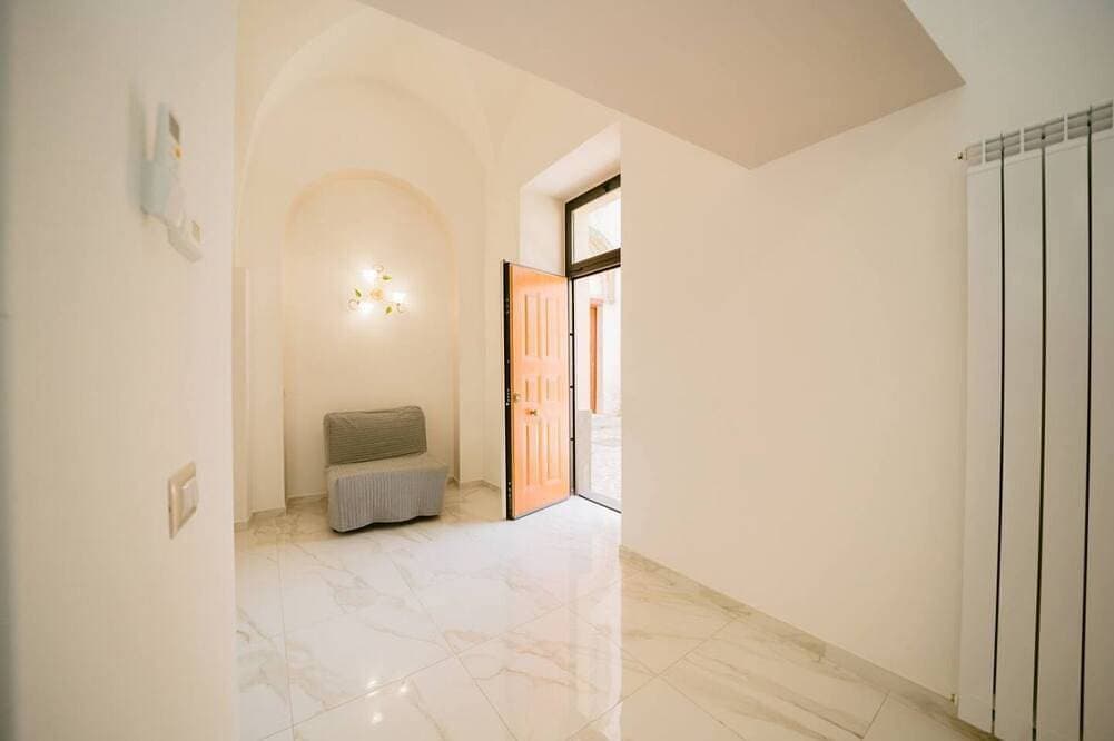 Foto 7 von 7: Pontone di Scala - The house has 1 double bedroom, 1 living room with kitchenette and sofa bed, 1 bathroom. The rooms are equipped with Smart TV, air conditioning, Wi-Fi and heating.6