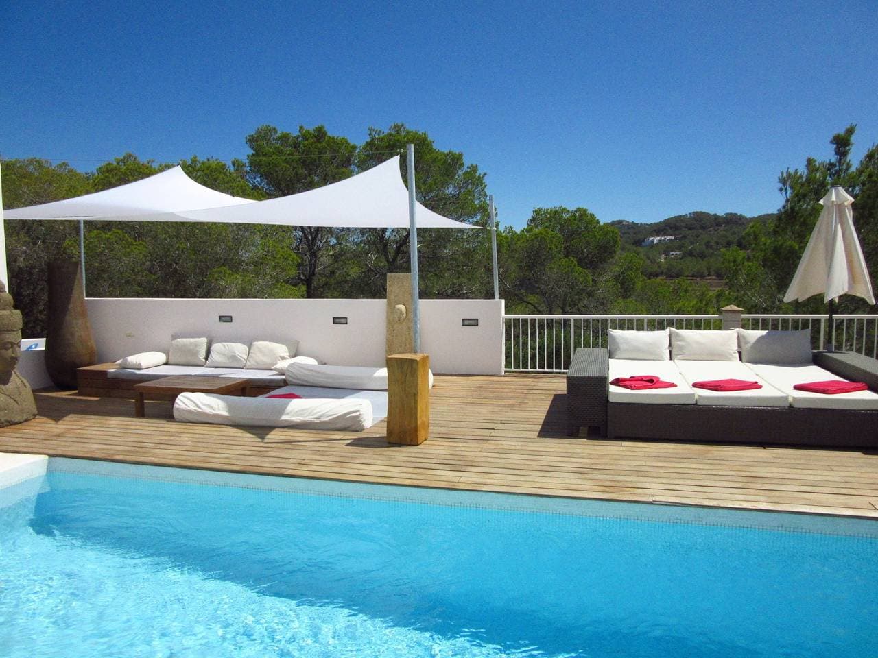 Foto 10 von 36: Villa in Cala Tarida mit Pool und Meerblick