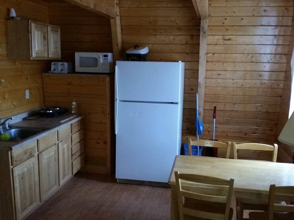 Foto 6 von 15: Flucht in die Wildnis. Abgeschiedene abgelegene Hütte mit privatem Teich